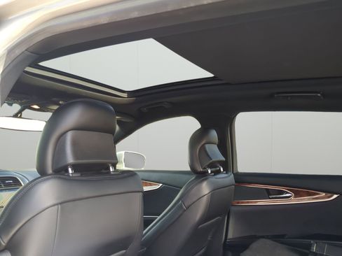 Used 2018 Lincoln MKX Reserve w/ Cargo Accessories Package FWD image 21
