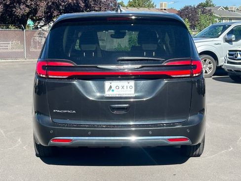 Used 2023 Chrysler Pacifica Touring-L FWD image 5