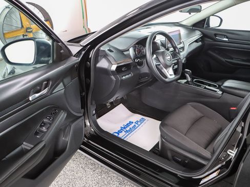 Used 2024 Nissan Altima 2.5 SV FWD image 3
