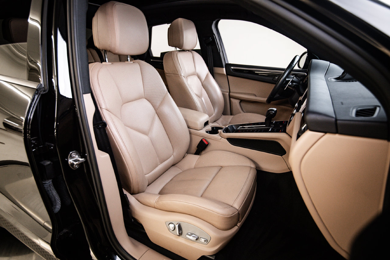 Certified 2024 Porsche Macan AWD/4WD image 29