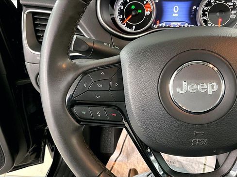 Used 2023 Jeep Cherokee Altitude Lux image 10