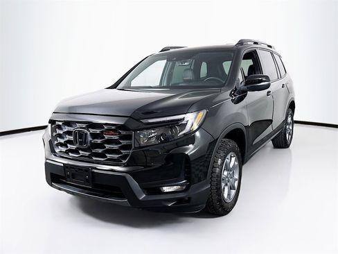 Used 2025 Honda Passport TrailSport image 3