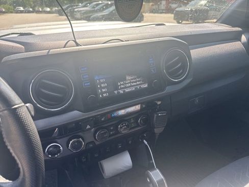 Used 2017 Toyota Tacoma TRD Sport w/ Premium & Technology Package image 11