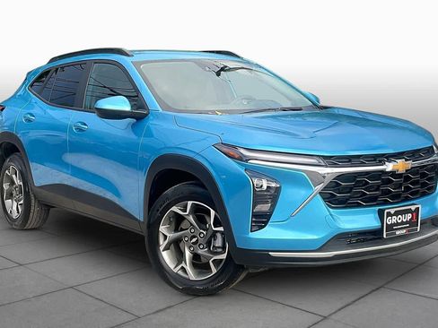 Used 2025 Chevrolet Trax LT FWD image 3