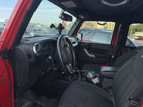 Used 2017 Jeep Wrangler Unlimited Sahara w/ Connectivity Group AWD/4WD image 7