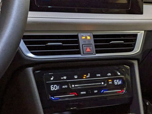 New 2025 Volkswagen Taos SE image 18