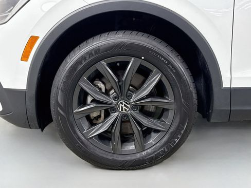 Certified 2024 Volkswagen Tiguan SE w/ Panoramic Sunroof Package AWD/4WD image 29