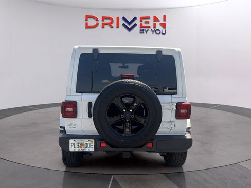Used 2019 Jeep Wrangler Unlimited Sahara AWD/4WD image 4