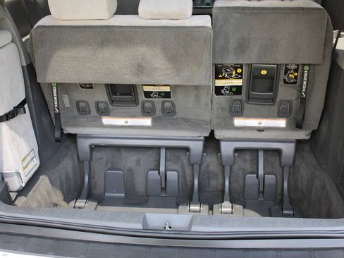 Used 2015 Toyota Sienna LE FWD image 37