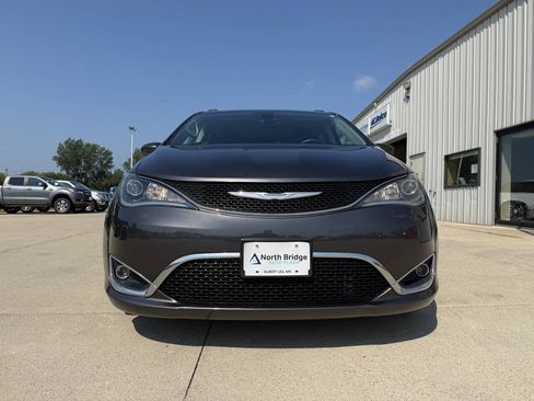 Used 2017 Chrysler Pacifica Touring-L w/ Tire & Wheel Group FWD image 26