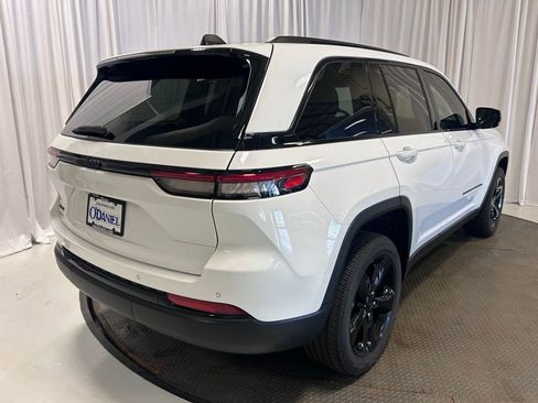Used 2024 Jeep Grand Cherokee Altitude AWD/4WD image 30