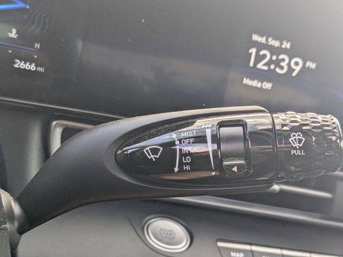 New 2025 Hyundai Elantra SEL FWD image 24