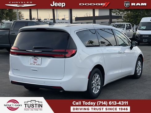 New 2026 Chrysler Pacifica Select FWD image 6