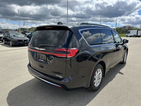 Used 2022 Chrysler Pacifica Touring-L FWD image 8