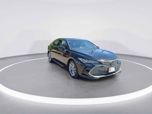 Certified 2022 Toyota Avalon XLE w/ Moonroof Package FWD image 2