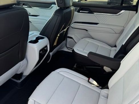 Used 2024 GMC Acadia Denali w/ Super Cruise Package FWD image 8