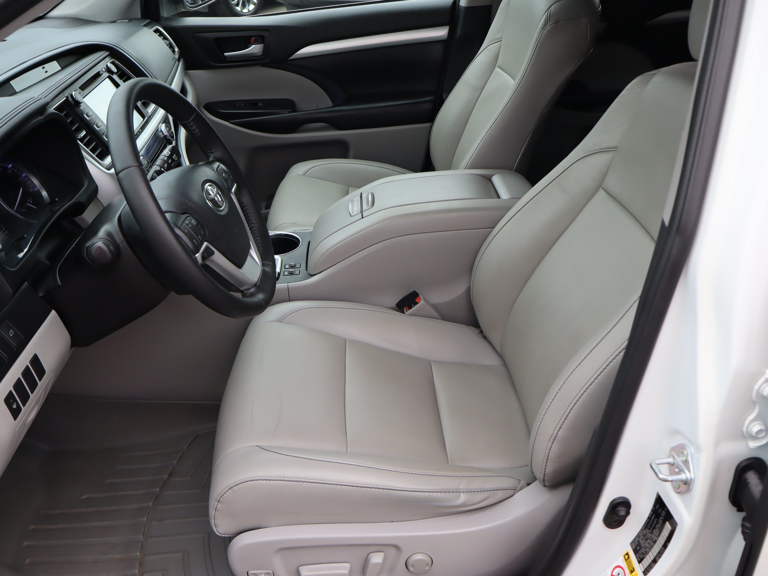 Used 2019 Toyota Highlander XLE FWD image 17