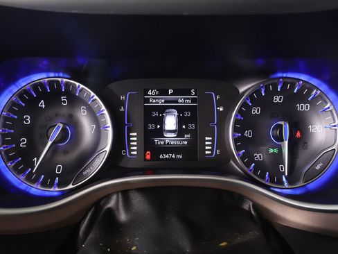 Used 2022 Chrysler Voyager LX image 4