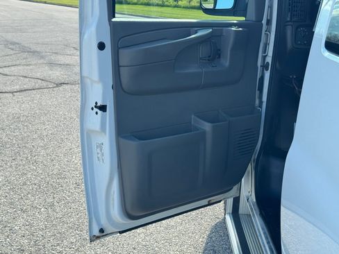Used 2005 Chevrolet Express 3500 Passenger w/ LS Preferred Equipment Group RWD image 13