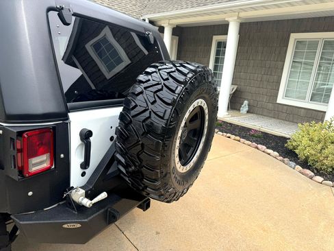 Used 2017 Jeep Wrangler Rubicon w/ Power Convenience Group image 35