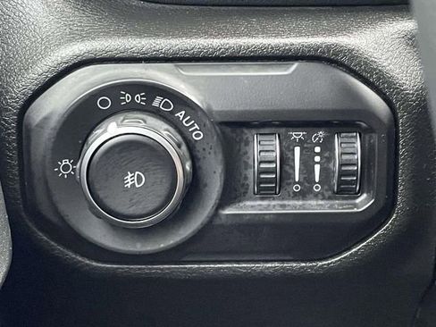 Used 2018 Jeep Wrangler Unlimited Sahara AWD/4WD image 17