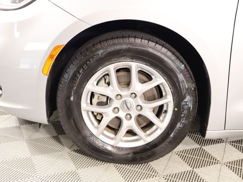 Used 2022 Chrysler Pacifica Touring-L FWD image 18