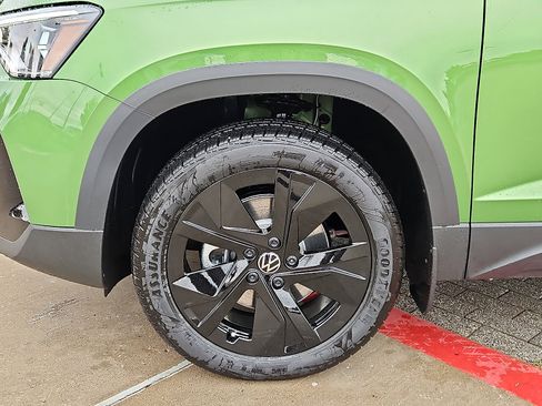 New 2026 Volkswagen Taos SE image 5