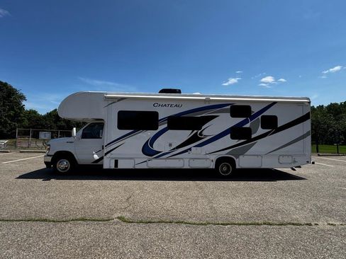 Used 2022 Ford E-450 and Econoline 450 Super Duty w/ Motorhome Prep Package RWD image 4