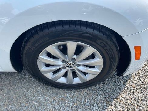 Used 2015 Volkswagen Beetle 1.8T Classic FWD image 29