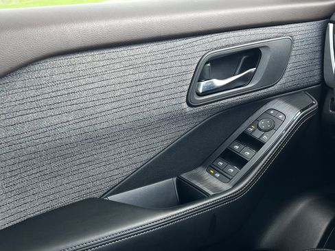 Certified 2023 Nissan Rogue SV FWD image 25