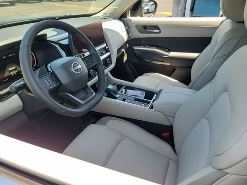 New 2026 Nissan Pathfinder SL w/ SL Premium Package (P04) FWD image 3