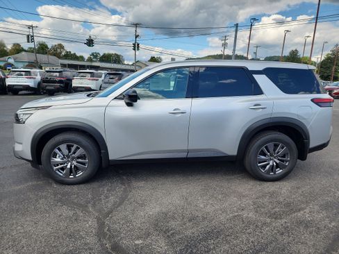 New 2025 Nissan Pathfinder S image 5