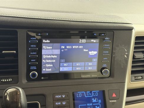 Used 2018 Toyota Sienna XLE image 18