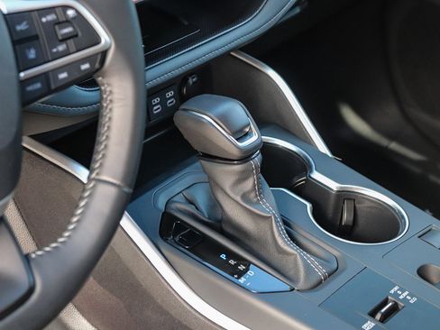 Used 2025 Toyota Highlander XLE image 21