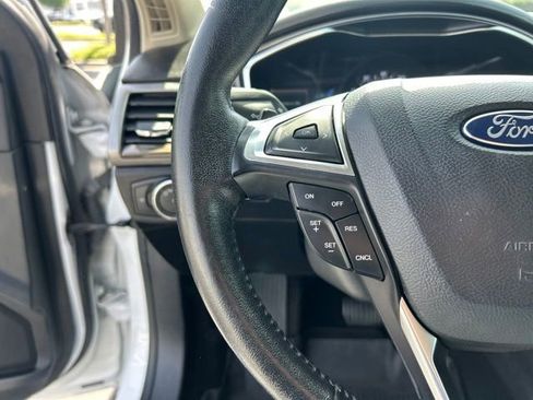 Used 2017 Ford Fusion SE w/ Fusion SE Technology Package FWD image 16