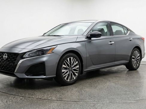 Used 2025 Nissan Altima 2.5 SV image 3