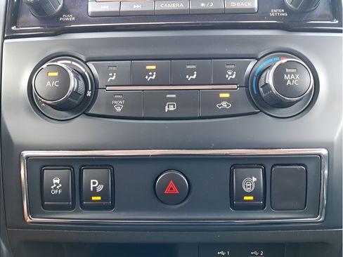 Used 2022 Nissan Titan SV AWD/4WD image 18