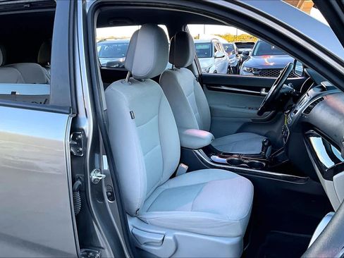 Used 2014 Kia Sorento LX image 8