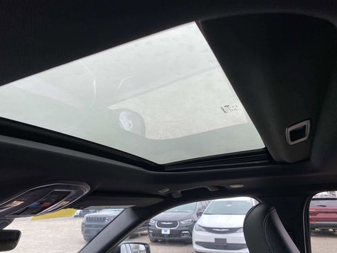 New 2026 Jeep Grand Cherokee Altitude image 8