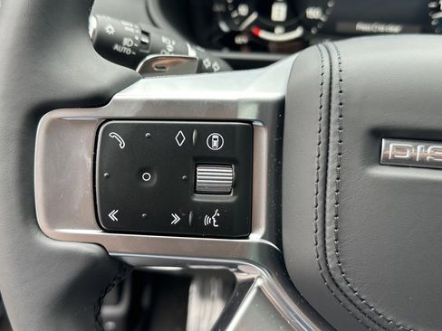 New 2025 Land Rover Discovery Dynamic SE image 17