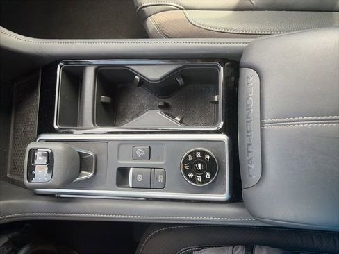 Used 2025 Nissan Pathfinder SL AWD/4WD image 24