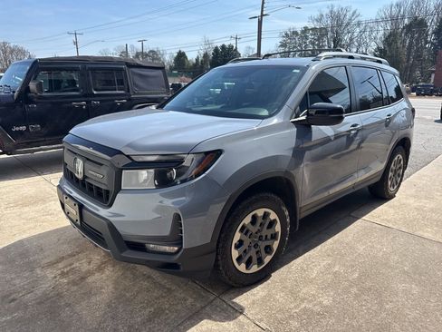 Used 2025 Honda Passport TrailSport image 2