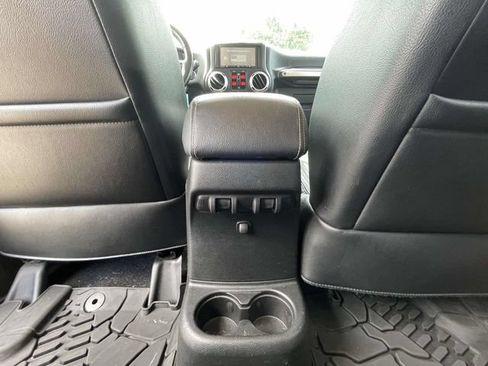 Used 2017 Jeep Wrangler Unlimited Rubicon AWD/4WD image 17