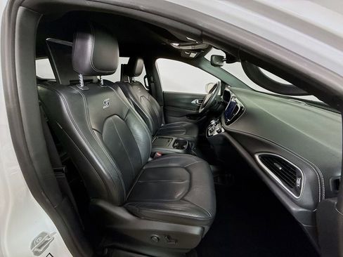 Used 2022 Chrysler Pacifica Touring-L w/ Uconnect Theater Family Group FWD image 32