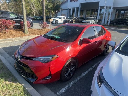 Used 2018 Toyota Corolla LE w/ LE Premium Package w/Moonroof image 2