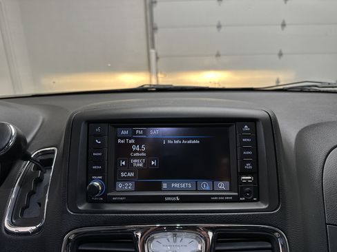 Used 2016 Chrysler Town & Country Touring FWD image 27
