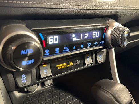 Used 2020 Toyota RAV4 XLE w/ XLE Grade Weather Package AWD/4WD image 23