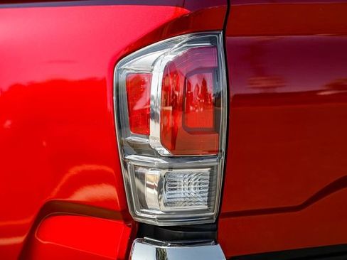 Used 2022 Toyota Tacoma TRD Off-Road AWD/4WD image 10