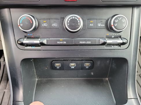 Used 2022 Kia Carnival LX FWD image 19