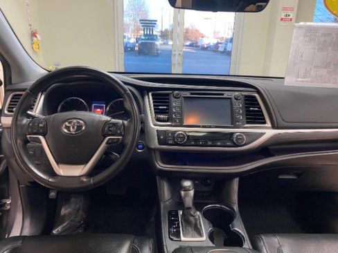 Used 2019 Toyota Highlander Limited FWD image 26